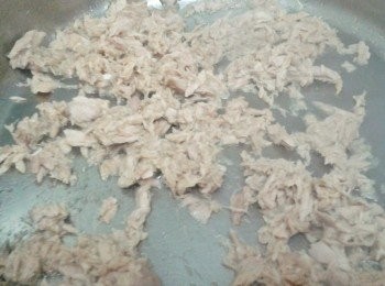 step2: 熱鍋下橄欖油，下鮪魚，不停炒及壓成碎，煮兩分鐘，然後下白酒