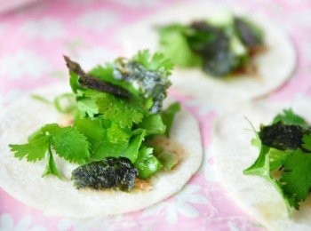 step4: 再放入香菜末與蔥花，並撕下ㄧ小小片的海苔鋪在上層