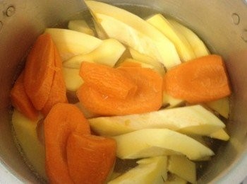 step4: 另一邊電飯煲中下木瓜，紅蘿蔔，水蓋過即可～