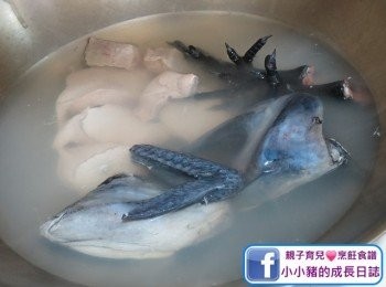 step3: 竹絲雞及瘦肉洗淨汆水備用~