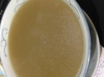 step2: 水滚後先將湯料全部放瓦煲至出味後加入已汆過水的豬𦟌大火滾15-20分鐘後𨍭小火煲2-3小時便可關火享用