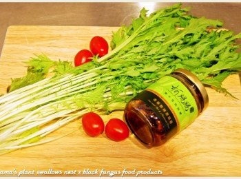 step1: 準備水菜、青檸酸辣黑菇醬與小番茄等料理<span class="group_1">食材</span>。