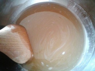 step2: 加入已溶化的吉利丁溶液，不停攪拌至煮滾，放在一邊待涼3分鐘，加入鹽及香草精拌勻