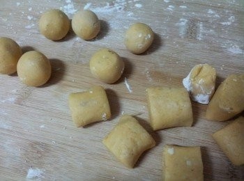 step6: 把小段分別搓成圓形 , 即為地瓜圓