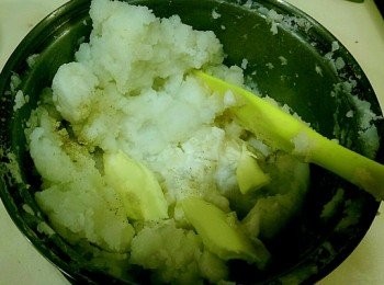 step2: 趁有熱度時加入調味A攪拌均勻