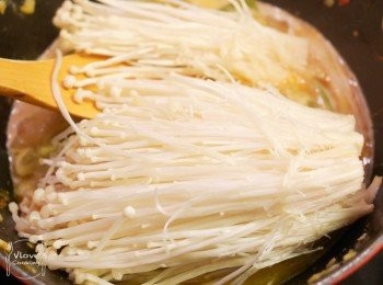 step7: 加入金菇煮熟