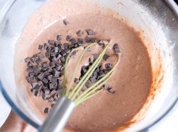 step3: 將雞蛋混合液與步驟一的麵粉拌勻，再加入巧克力碎