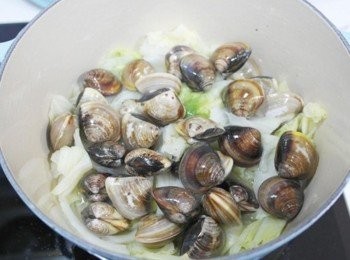 step2: 高麗菜變軟後放入蛤蠣蓋上鍋蓋~~