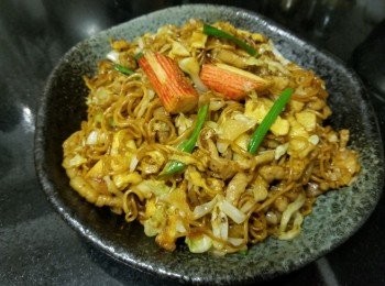 step13: 做法 :

將腩肉切絲後 , 用少少鹽 , 糖 , 黑椒 , 生粉醃 20 分鐘 , 即食麵汋熟鬆開 , 隔去水份用少少麻油撈開備用 , 將雞蛋煎好切絲備用 . 

大火起鑊爆香蒜粒 , 將腩肉條爆炒煎熟備用 , 再用蒜粒爆炒椰菜絲王少少軟身 , 將即食麵回鑊 , 加少少油快炒 , 再將腩肉條回鑊 , 放入蟹柳 , 瑞士雞汁 , 老抽 , 少少糖 , 少少雞粉 , 炒至全部上色後 ,  放入蛋絲 , 蔥段輕炒至均勻 , 一個人的晚餐 , 完成 .