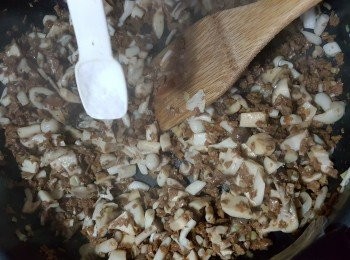 step6: 加入1/4茶匙鹽炒勻