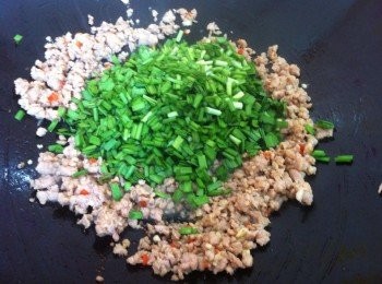 step4: 順序加入切好的韭菜炒翻。