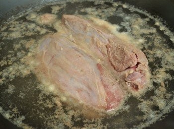step1: 先煮一鍋滾水汆燙牛腱去血水。