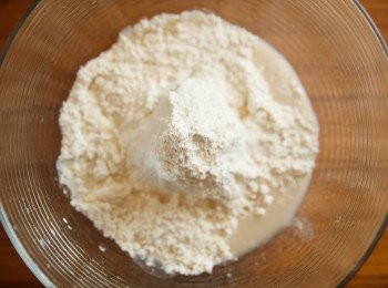 step1: 首先要製作<span class="group_1">老麵</span>，我們先將<span class="group_1">老麵</span>的材料全部均勻混合，並揉至麵團表面光滑及可。