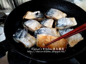 step14: 鯖魚柳切件放入鑊中用慢火慢慢煎至兩面金黃色 (先煎魚肉個邊 , 再反轉煎魚皮個邊)