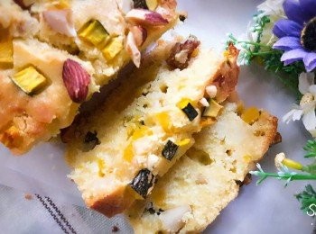 step12: 用竹籤插入蛋糕體中央 , 如果沒有沾黏物即已烤好