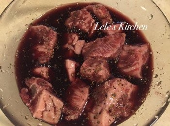 step1: 先將牛肋條切塊後，
放入紅酒與義大利香料中抓醃
大約醃2小時~
馬鈴薯與紅蘿蔔也可以先切塊
洋蔥則隨意切成喜歡的形狀