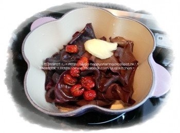 step1: 白木耳用水浸發；紅棗去核，沖洗乾淨。