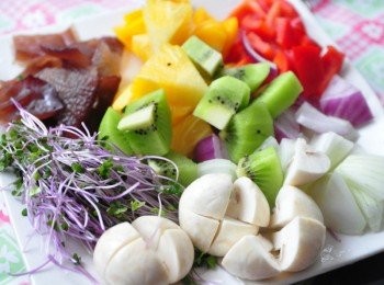 step1: 備料:先將洋菇與黑木耳滾水川燙再與其他<span class="group_1">食材</span>切片切塊