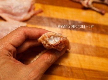 step1: 先將雞翅關節處扭轉後，用水果刀將照片中兩跟骨頭的地方，延著骨頭處將肉稍微刮開。