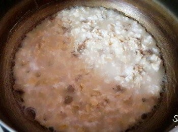 step3: 小鍋子中加入4大匙水和4大匙大燕麥片加熱煮軟