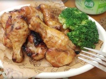 step5: 一口咬下的滋味~~ 還帶著雞汁的鮮嫩雞肉好好吃呀~~~ 吃起來皮脆肉嫩一點也不油膩耶!!!!