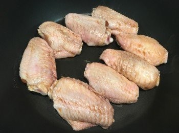 step1: 半湯匙生抽、2茶匙匙老抽、半茶匙糖，少許麻油把<a href="https://bit.ly/3zHU5V3" target="_blank" data-keyword="雞翼" class="guide-link"><strong>雞翼</strong></a> <span style="display:inline-block;vertical-align:middle;margin-top:-3px;color:initial;border-radius:3px;padding:2px 3px;font-size:12px;line-height:14px;background:#87d300;color:#fff;">即買</span> 醃兩小時。
易潔鑊以中火將<a href="https://bit.ly/3zHU5V3" target="_blank" data-keyword="雞翼" class="guide-link"><strong>雞翼</strong></a> <span style="display:inline-block;vertical-align:middle;margin-top:-3px;color:initial;border-radius:3px;padding:2px 3px;font-size:12px;line-height:14px;background:#87d300;color:#fff;">即買</span> 每邊煎約2mins, 至肉質收緊，呈金黃色，放入焗爐180度焗約10mins。