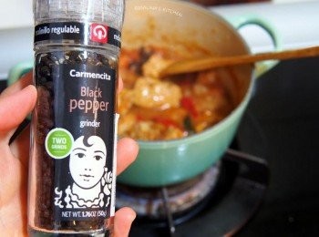 step11: 11.番茄會漸漸軟化，繼續煮至湯汁收一半為止。 如果之前有一點焦鍋，可以順用鏟子便刮除一下，就會非常乾淨。 加入鹽巴跟 黑胡椒調味。