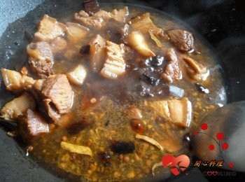 step4: 煮開後關小火煮約30分,將肉塊夾出換小鍋