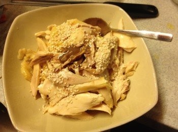 step4: 放涼的雞撕出小件，加芝麻，芝麻醬，麻油攪勻