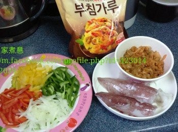 step1: 將泡菜切絲；
魷魚去除内臟洗淨切幼圈，加入熱水中出水20秒，瀝幹水備用