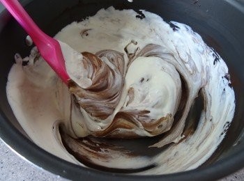 step6: 將忌廉加入朱 古 力 漿內, 輕力攪至順滑。