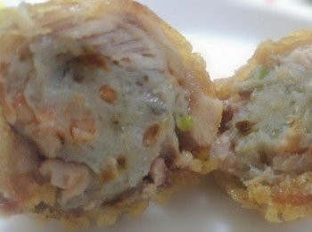 step5: 4. 盛起<a href="https://bit.ly/3zHU5V3" target="_blank" data-keyword="雞翼" class="guide-link"><strong>雞翼</strong></a> <span style="display:inline-block;vertical-align:middle;margin-top:-3px;color:initial;border-radius:3px;padding:2px 3px;font-size:12px;line-height:14px;background:#87d300;color:#fff;">即買</span> 餃子瀝乾油份，拔走竹櫼便成。