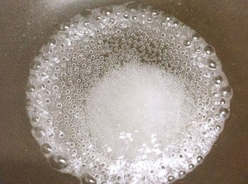 step3: 炒鍋放入水、糖和蜂蜜，小火熬糖漿。