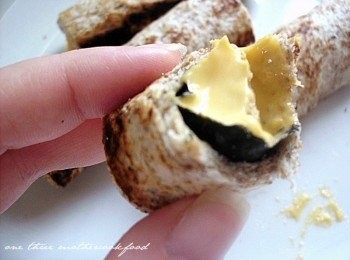 step5: 瞧! 這海苔包著起司片絕妙的搭配再加上胚牙土司~你說，小朋友怎能不愛呢！