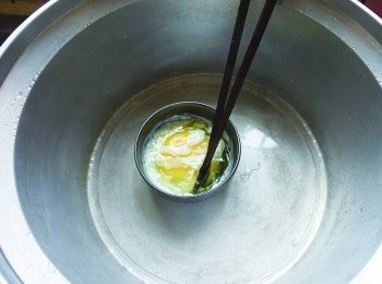step7: 溫泉蛋作法─用筷子將蛋白稍微攪拌一下，蓋上鍋蓋再煮1 ～ 2 分鐘就完成了。