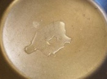 step2: 平底鍋開小火，入適量清酒，待冒泡後放入鱈魚子