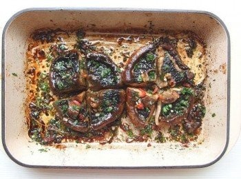 step4: 烘烤完成可將波特菇切成喜歡的大小,撒上一些香草及檸檬汁,這樣就很美味了。