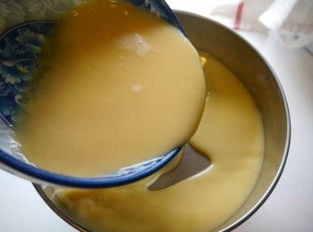 step2: *混合蛋液，水，魚醬油，鰹魚粉。