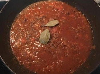 step12: 加入ㄧ碗水和月桂葉，中火煮滾後改小火略煮到蕃茄溶化，並試味道做調整即可。