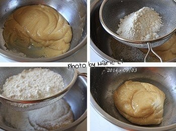 step3: 再將《 低筋麵粉 - 45g 》過篩
分次倒進鋼盆中跟先前的麵糰一起拌勻
若是太乾的話可以酌量增添一點水
拌成無粉粒狀態，靜置30分鐘。

這就是我們所要的廣式月餅餅皮了。