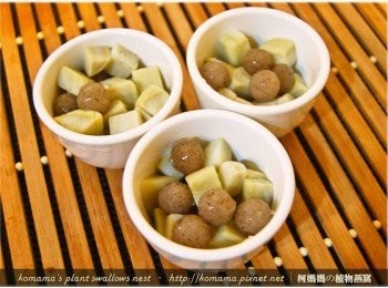step3: 煮熟的白地瓜塊與起司口味的黑木耳QQ圓，分別放入碗中。