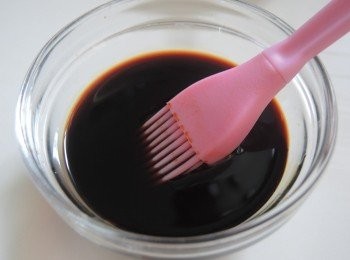 step4: 取出乳鴿，用廚房紙吸乾表面汁料水氣。攪勻<span class="group_3">脆皮水</span>