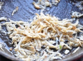 step2: 先將蒜片爆香，再將吻仔魚下鍋煸香至微微酥黃