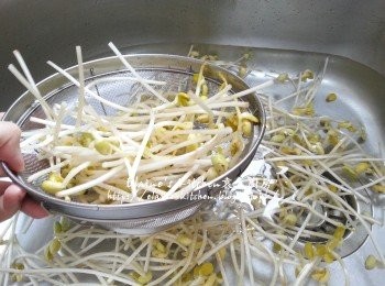 step3: 浸好的大豆芽用隔篩瀝乾水份
