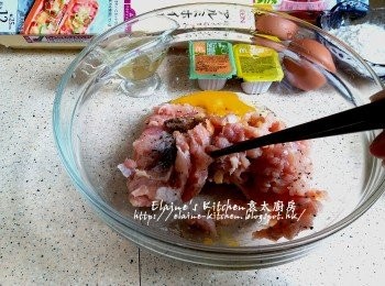 step2: 先加入五香粉 , 梳打粉 , 1隻雞蛋及<span class="group_2">醃料</span>拌勻 , 再加入生粉拌勻後用手撻十餘下至起膠