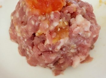 step2: 5）大火滾起後放入豬肉，蒸8至10分鐘至熟
6）送飯一流