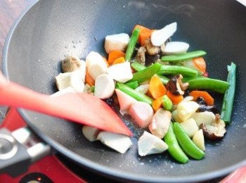 step3: 接著放入甜豆、紅蘿蔔塊、杏鮑菇塊拌炒