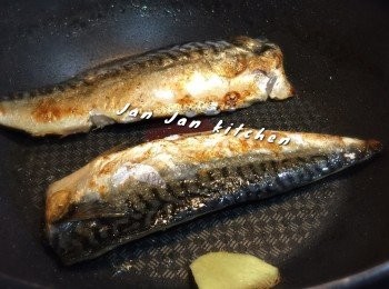 step1: 調味料先用盛器混合好。鯖魚解凍洗淨抹乾，用海鹽略醃。下油炸香一片薑，放下鯖魚，先煎皮那面，中大火煎1分半鐘，灒點酒，反轉肉那面收中小火煎1分半鐘。