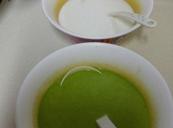 step2: 1份粉槳加入班蘭葉，放撹拌機撹碎，隔去渣，過程中會少佐少少水份，加入清水至一樣分量便0k。