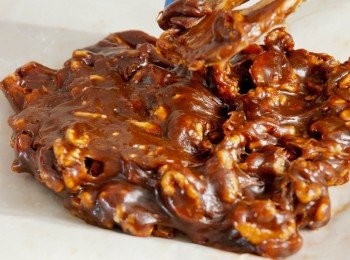 step5: 挖起糖糕倒入放了牛油紙的淺口不透網盆上壓平，讓糖慢慢降温成形